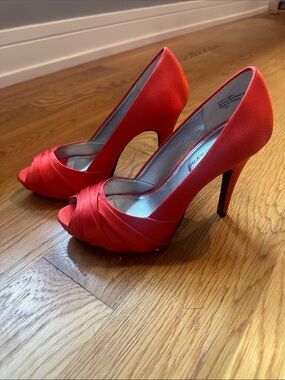 Lulu Townsend Berry Red Satin Peep Toe Platform Heels Size 8.5